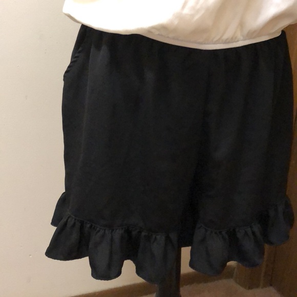 VaVa By Joy Han Black & White Cold Shoulder Romper Size Medium EUC - Picture 12 of 15